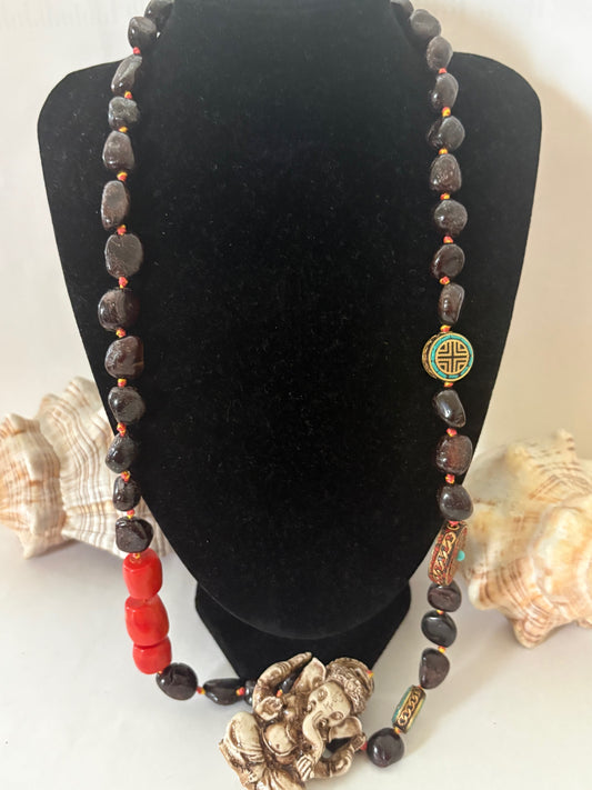 Lange handgefertigte Kette aus natürlichem Granat und Lachs-Koralle mit Ganesha-Anhänger (925 Silber)