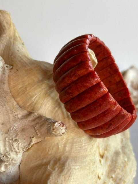 Draufsicht auf das elastische Schaumkorallenarmband und seinen Innenbereich