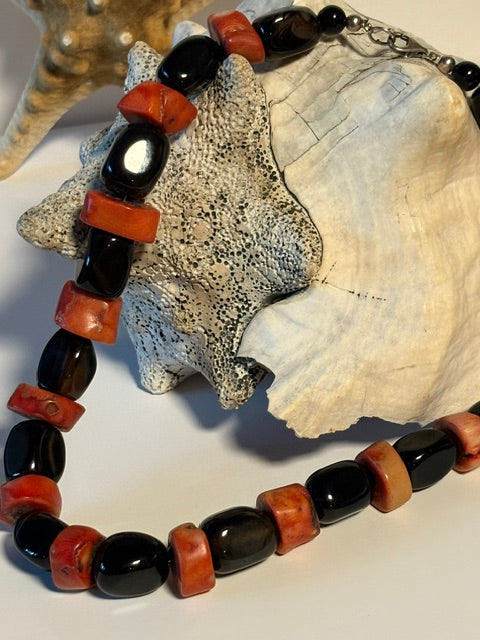 Vintage Korallenkette mit schwarzem Onyx auf weißem Hintergrund, Gesamtansicht der Halskette.