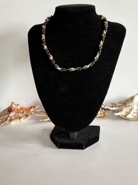 Mehrreihige Vintage-Kette mit dunklen Hämatit- und hellen Barockperlen auf Schmuckbüste
