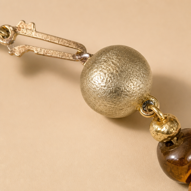 Detailaufnahme des 925 Silberverschlusses einer Vintage Tigerauge Halskette aus echtem Naturstein. Hochwertige Verarbeitung mit goldbraunen Tigerauge-Perlen.