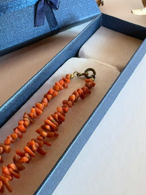 Goldfarbener Federringverschluss der Vintage-Astkorallenkette