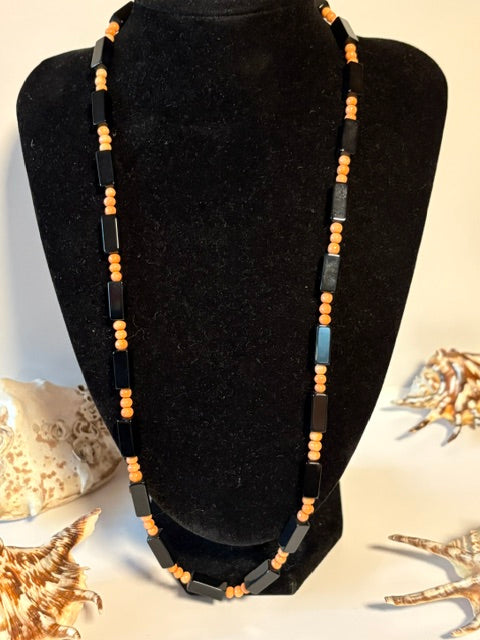 Vintage Onyx-Korallenkette mit rechteckigen schwarzen Schmucksteinen auf Schmuckbüste