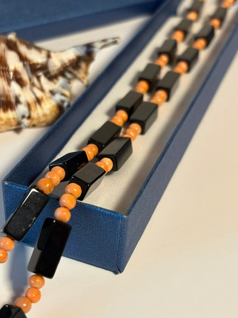 Schwarze Onyxsteine und Korallenperlen der Vintage-Halskette in blauer Schmuckschachtel
