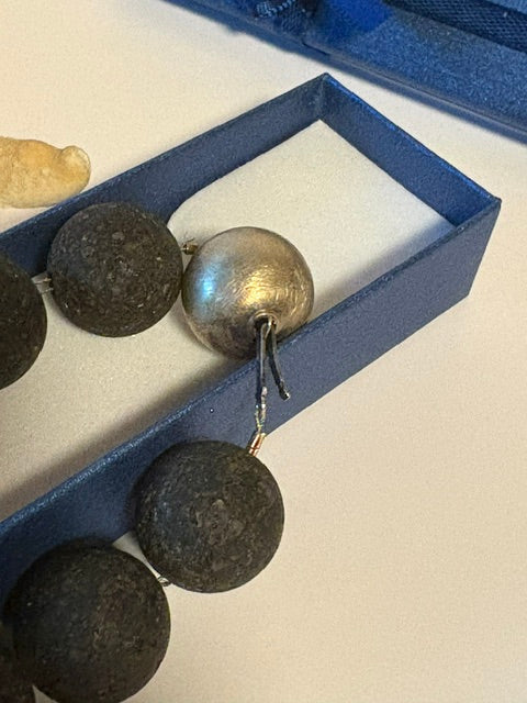 Kugelverschluss der Vintage-Lavakette im Detail.