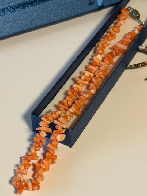 Vintage-Korallenkette in Rosé- und Apricottönen in einer Schmuckschachtel