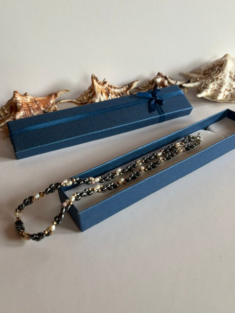 Mehrreihige Vintage-Kette dekorativ in einem blauen Schmuckkästchen präsentiert