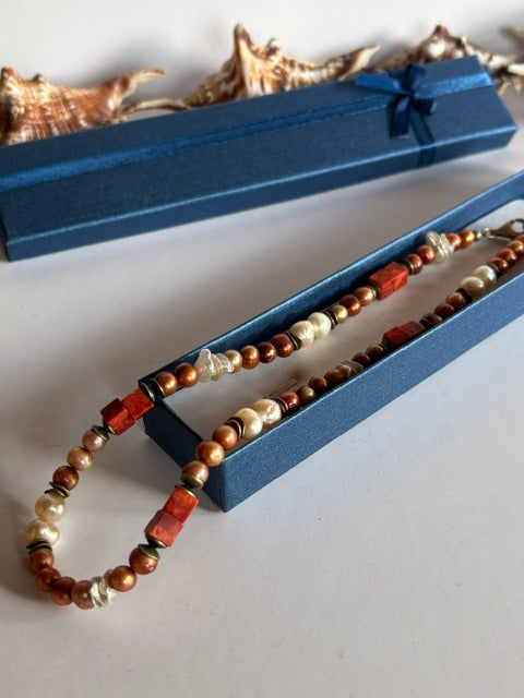 Vintage-Kette mit Perlen, Perlmutt und Schaumkoralle in einer blauen Schmuckschachtel