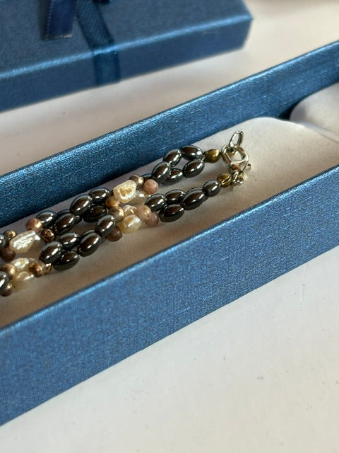 Mehrreihige Vintage-Kette dekorativ in einem blauen Schmuckkästchen präsentiert
