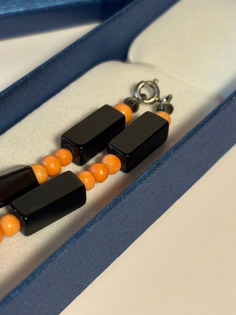 Federringverschluss aus Sterlingsilber an der Vintage Onyx-Korallenkette