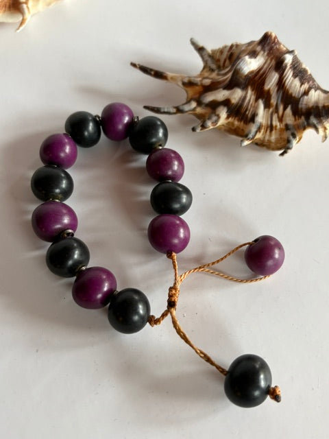 Verstellbares Vintage-Perlenarmband in Schwarz und Violett mit maritimer Dekoration