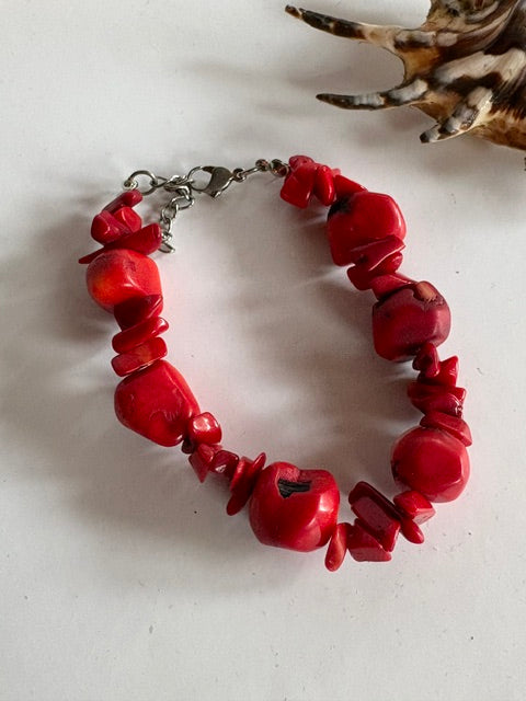 Rotes Vintage-Korallenarmband mit organisch geformten Korallenelementen
