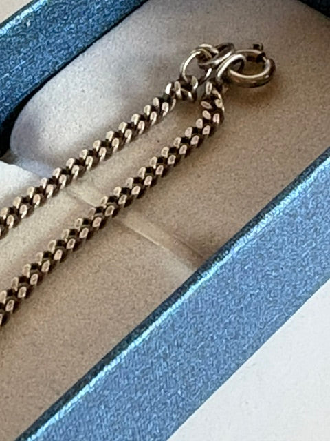 Detailansicht der silbernen Vintagekette mit klassischem Federringverschluss