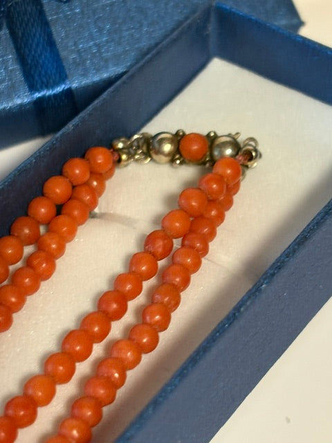 Detailaufnahme des punzierten 835 Silberverschlusses der Vintage Korallenkette