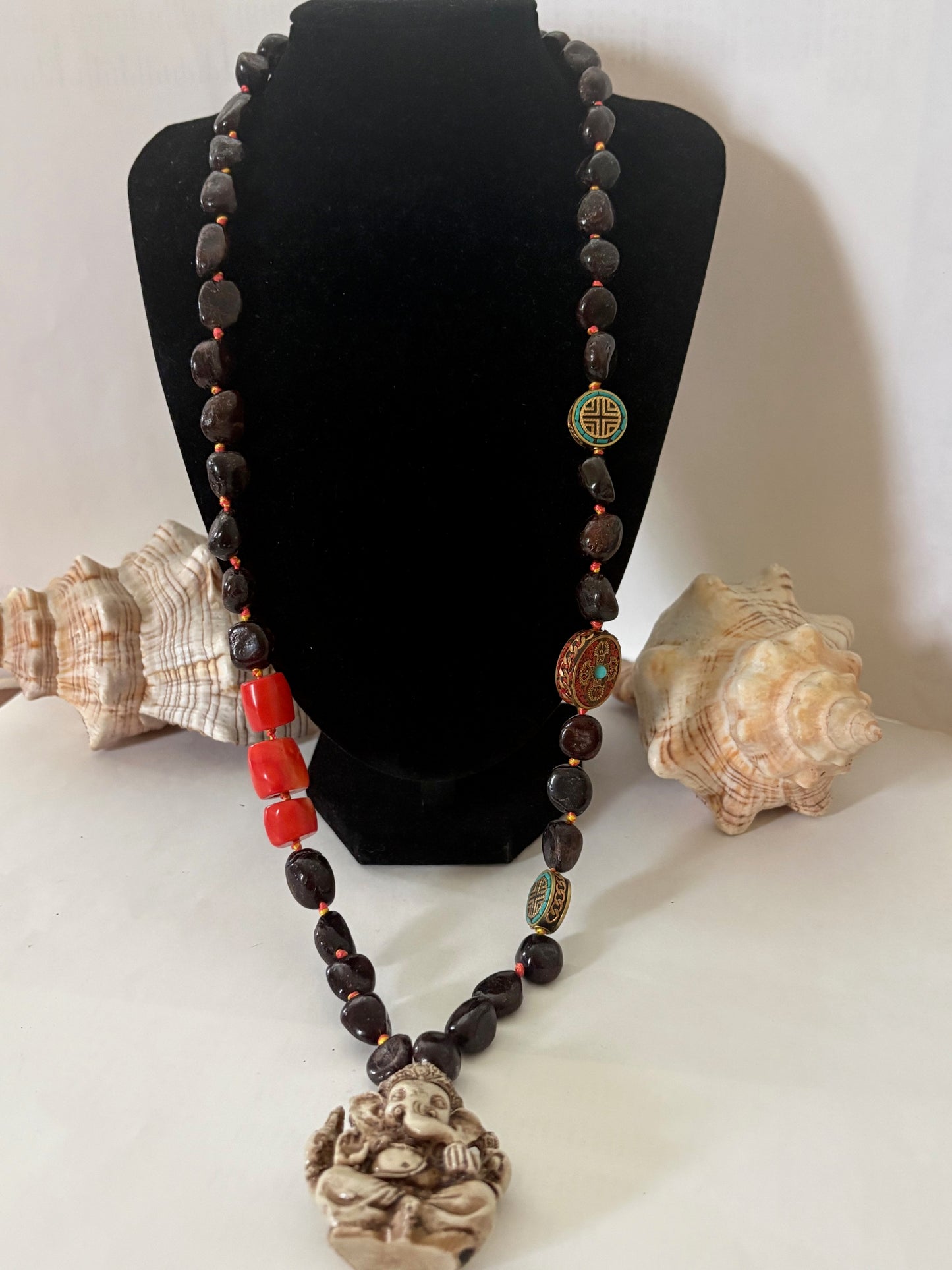 Lange handgefertigte Kette aus natürlichem Granat und Lachs-Koralle mit Ganesha-Anhänger (925 Silber)