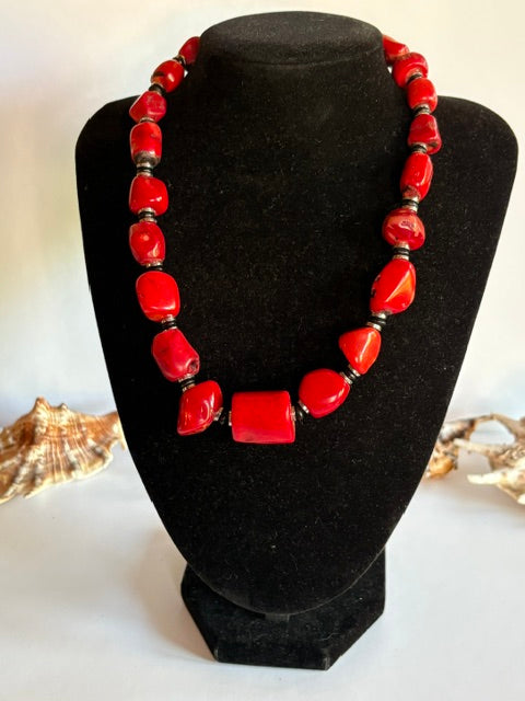 Massive Vintage-Korallenkette in Rot und Schwarz auf schwarzer Schmuckbüste