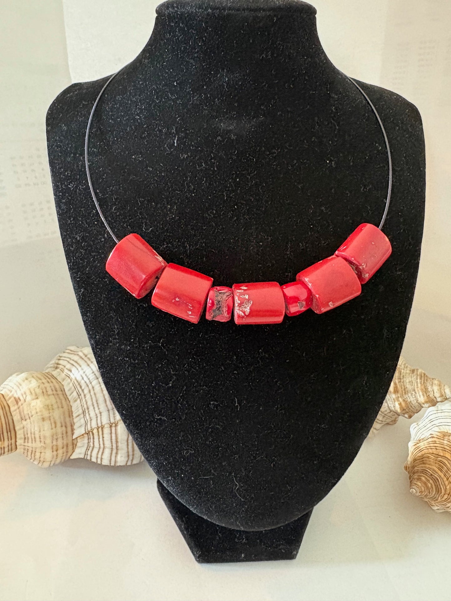 Sehr kurzes Vintage-Collier aus rotem Korallenmaterial – markantes Statement-Stück