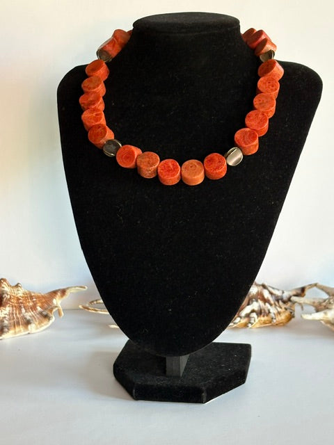 Massive Vintage-Schaumkorallenkette in Rotorange auf schwarzer Schmuckbüste