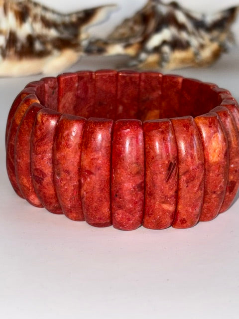 Breites Vintage-Statement-Armband aus roten Schaumkorallenstücken