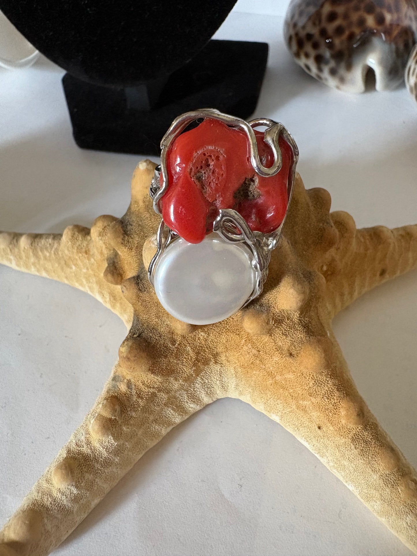 Vintage Cocktailring mit Mittelmeer-Koralle & Perlmutt – 925 Silber – Größe 57