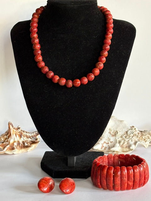 Schaumkorallen-Schmuckset mit 40 cm langer Halskette auf schwarzer Schmuckbüste, Armband und Ohrsteckern