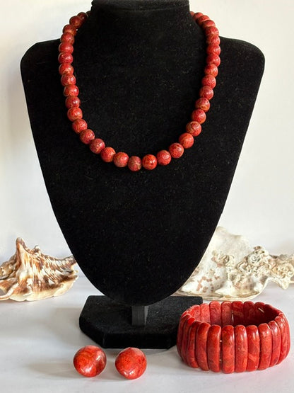 Schaumkorallen-Schmuckset mit 40 cm langer Halskette auf schwarzer Schmuckbüste, Armband und Ohrsteckern