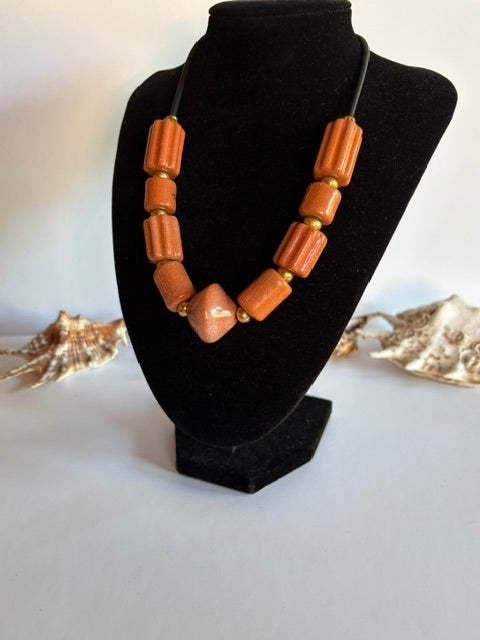 Signiertes Bilitis-Collier mit großen glasierten Keramikelementen
