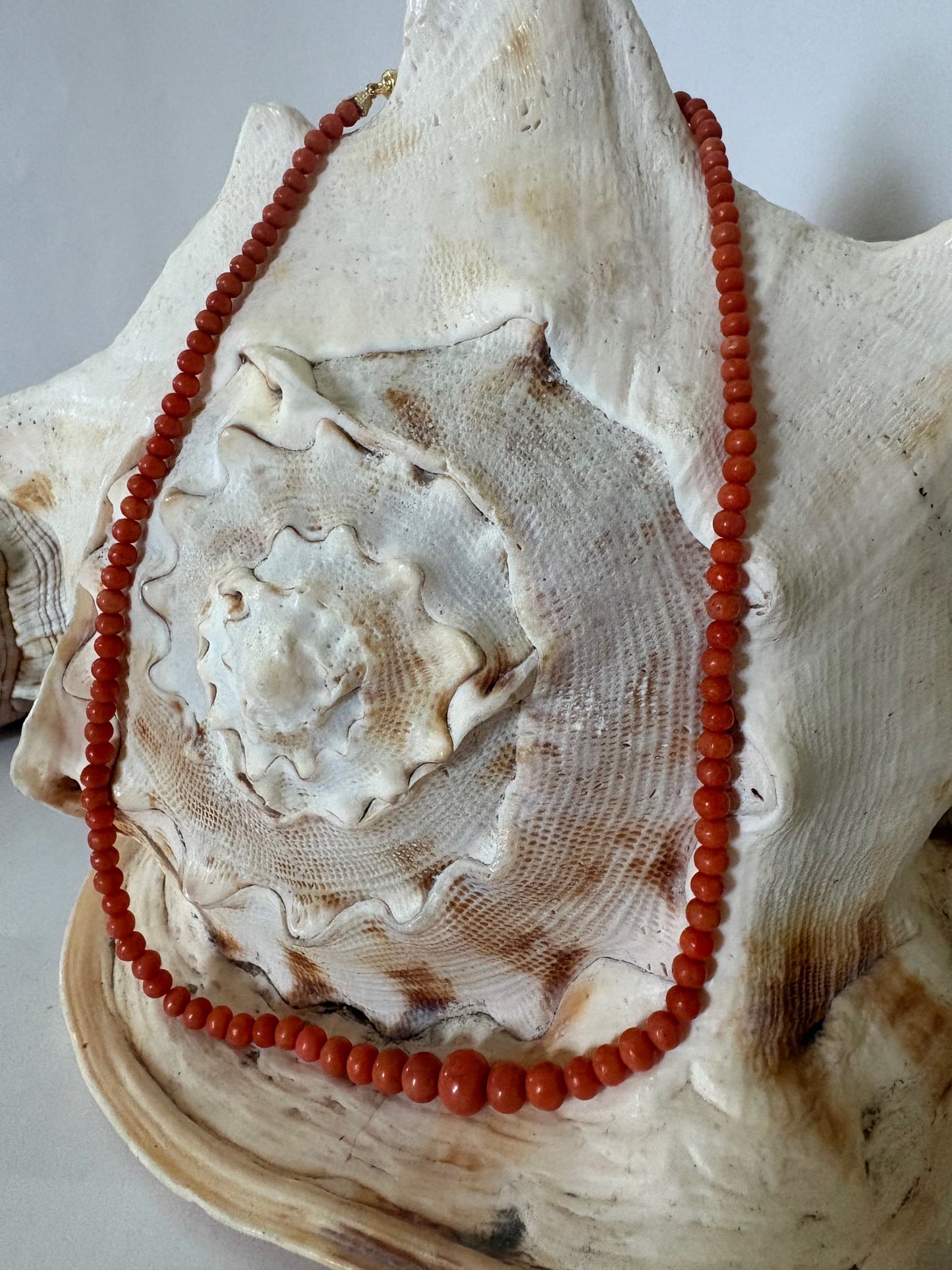 Vintage Korallenkette mit 333 Gold Tulpenverschluss – Fein abgestufte Rot-Orange Perlen – 42,5 cm
