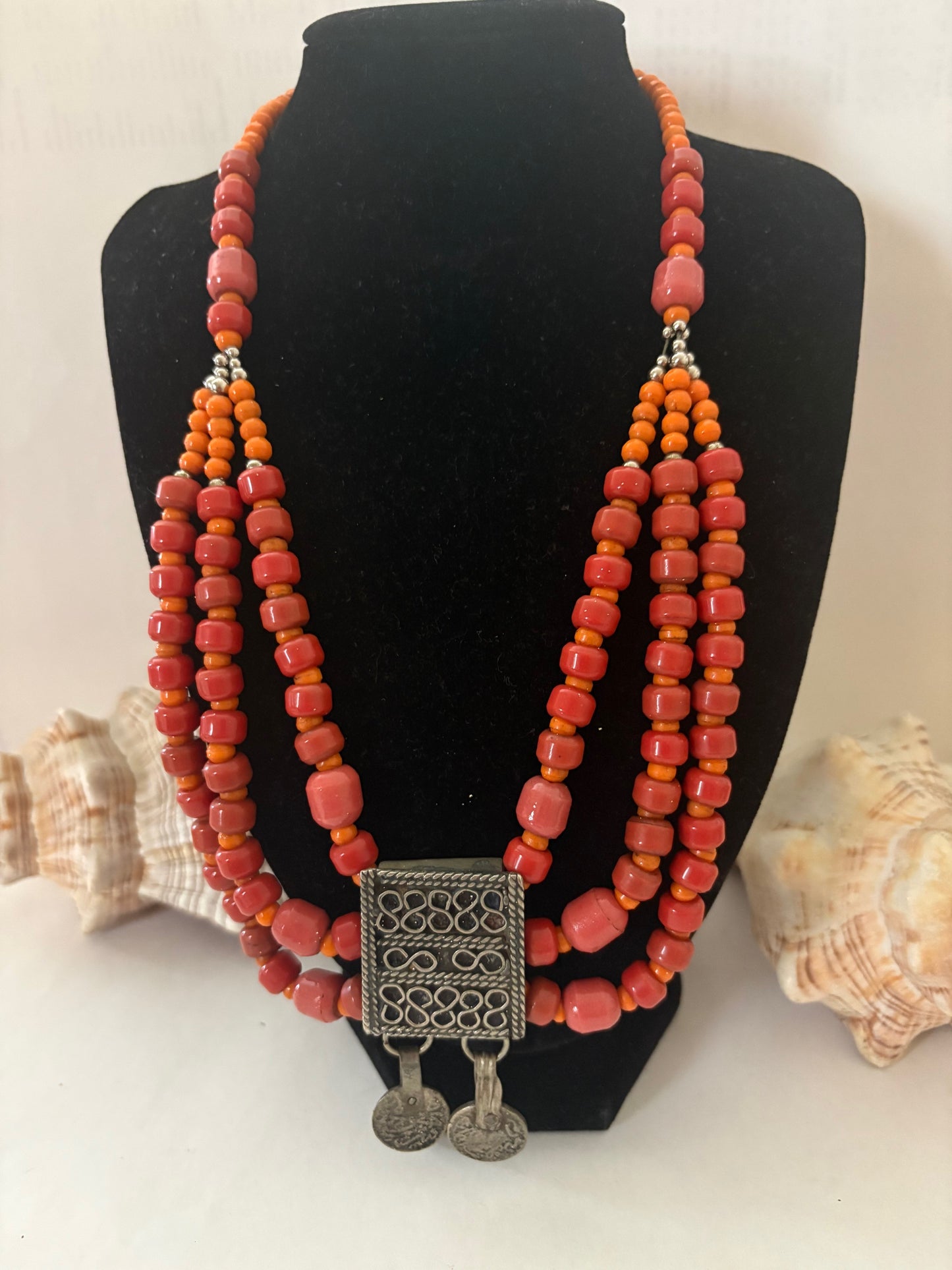 Klassische Vintage-Korallenkette in warmen Rot- und Orangetönen