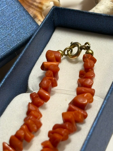 Goldfarbener Federringverschluss der roten Vintage Korallenkette