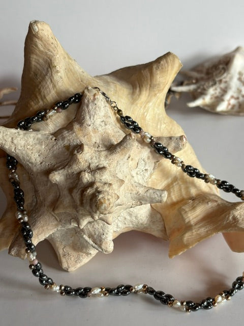 Kurze Vintage-Perlenkette mit verdrehten Strängen in Anthrazit, Creme und Gold