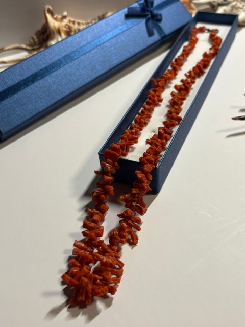 Vintage Korallenkette aus roter Astkoralle in blauer Schmuckschachtel