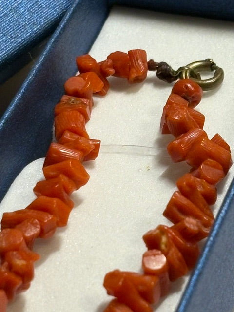 Goldfarbener Federringverschluss und rote Korallenelemente der Vintage Kette