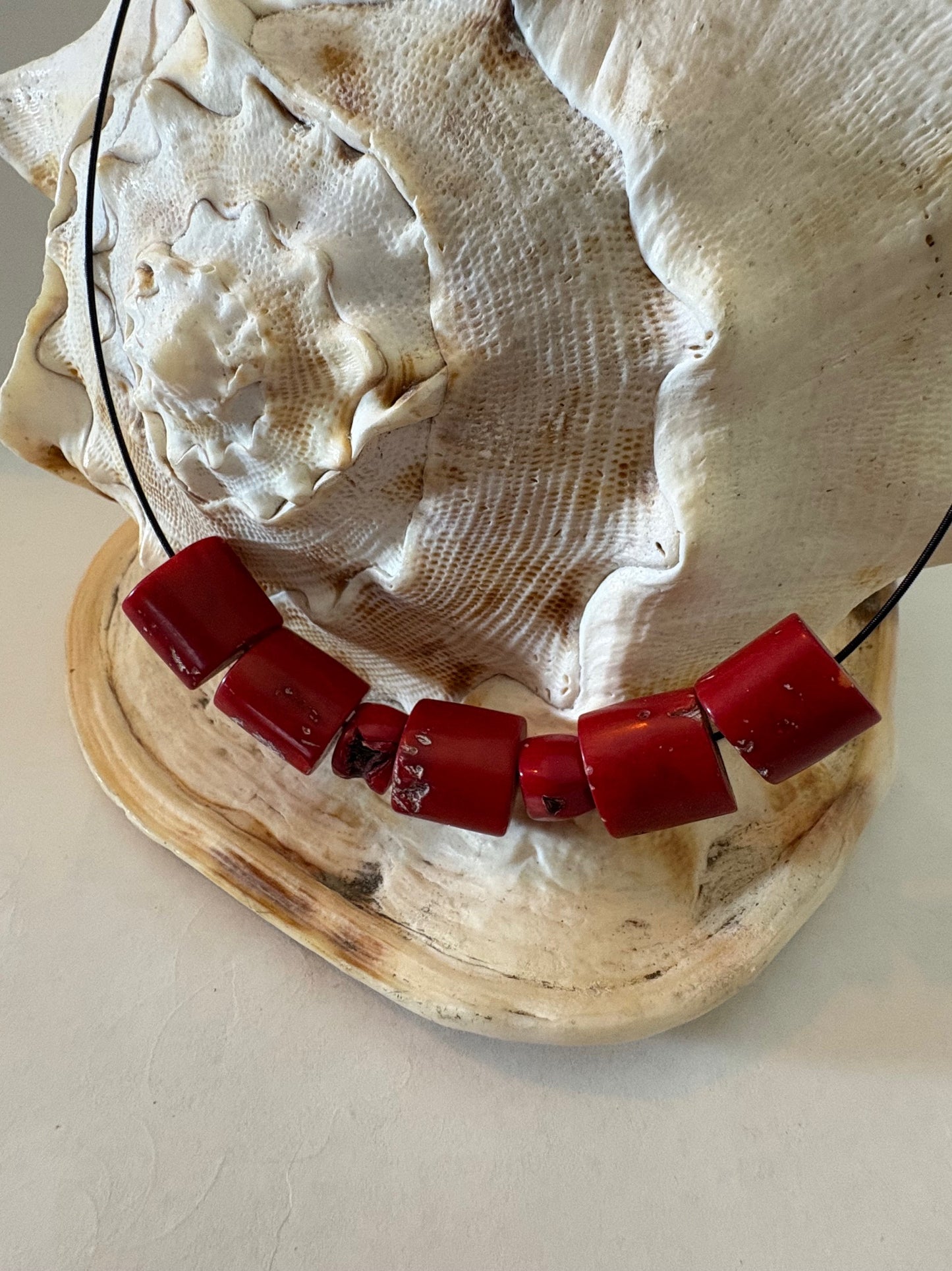 Sehr kurzes Vintage-Collier aus rotem Korallenmaterial – markantes Statement-Stück