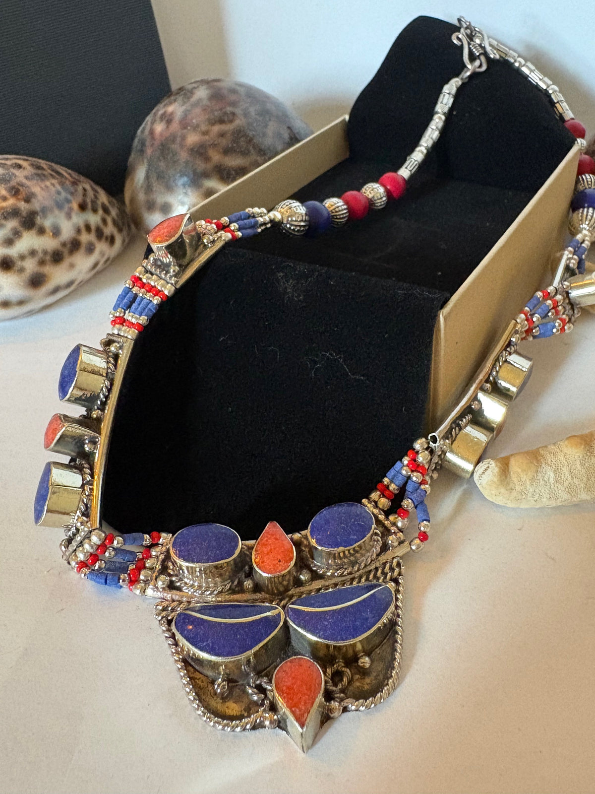 Detailansicht des Vintage-Colliers mit Lapislazuli, Koralle und silberfarbenen Fassungen