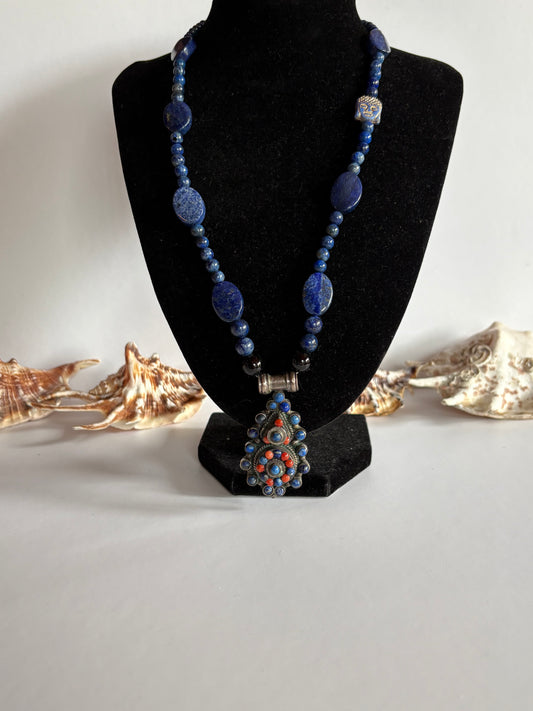 Handgefertigte Lapislazuli-Kette mit Buddha-Perle und Vintage-Anhänger auf Schmuckbüste