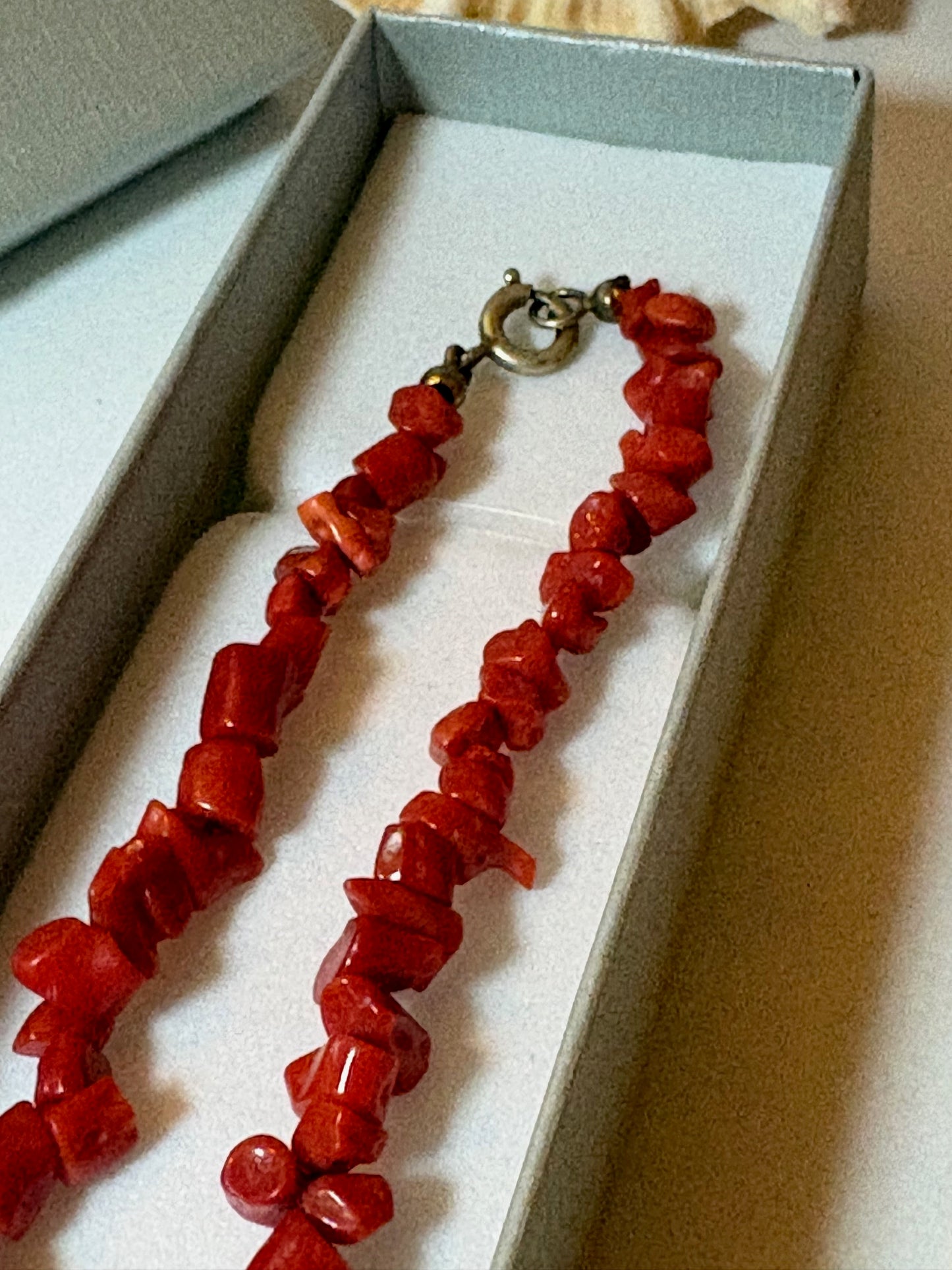 Schlichte Vintage Korallenkette 37,5 cm – Natürliches Halscollier in warmem Rot