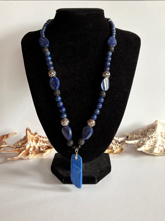 Handgefertigte Lapislazuli-Kette mit langem Steinanhänger auf schwarzer Schmuckbüste