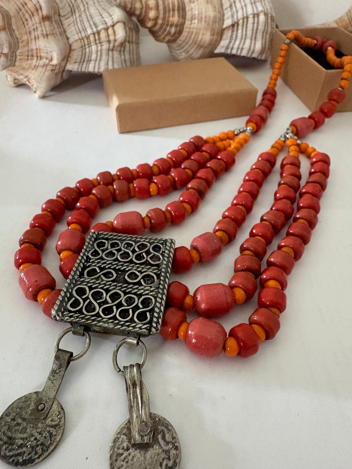 Klassische Vintage-Korallenkette in warmen Rot- und Orangetönen