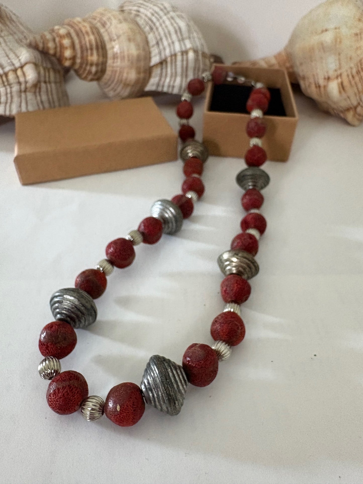 Vintage-Korallenkette mit kugelförmigen Korallenelementen und Metallzwischenteilen