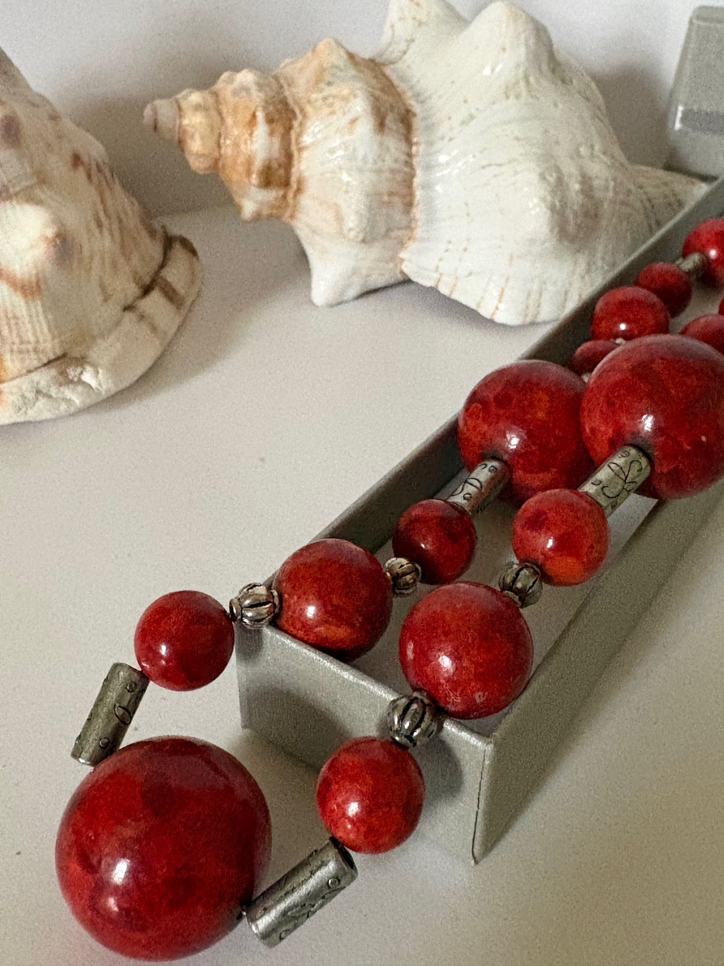 Vintage rote Korallenkette mit großen Kugelperlen – echtes Statement-Collier, ca. 42 cm