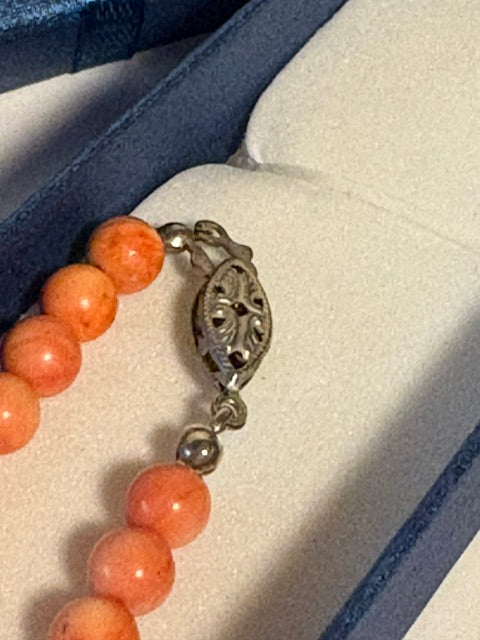Dekorativ durchbrochener ovaler Metallverschluss der roséfarbenen Vintage Korallenkette