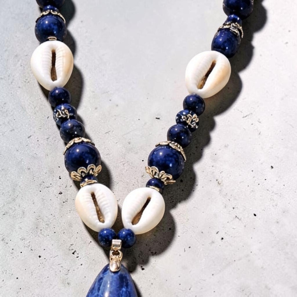 Handgefertigte Lapislazuli-Halskette mit Kaurimuscheln | Maritimes Naturstein-Unikat
