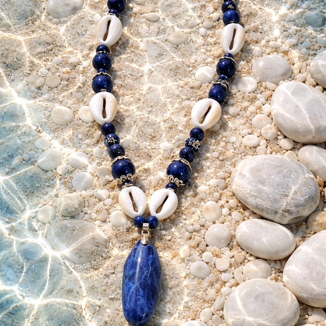 Handgefertigte Lapislazuli-Halskette mit Kaurimuscheln | Maritimes Naturstein-Unikat