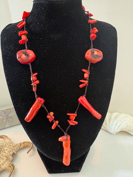 Statement-Collier aus Koralle mit Verlängerungskette und natürlicher Formgebung.