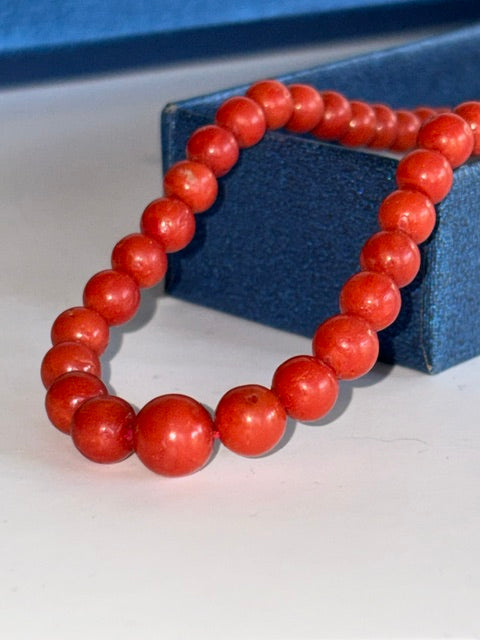 Nahaufnahme der mittleren Korallenperlen mit feinen Vertiefungen, größte Perle ca. 8 mm