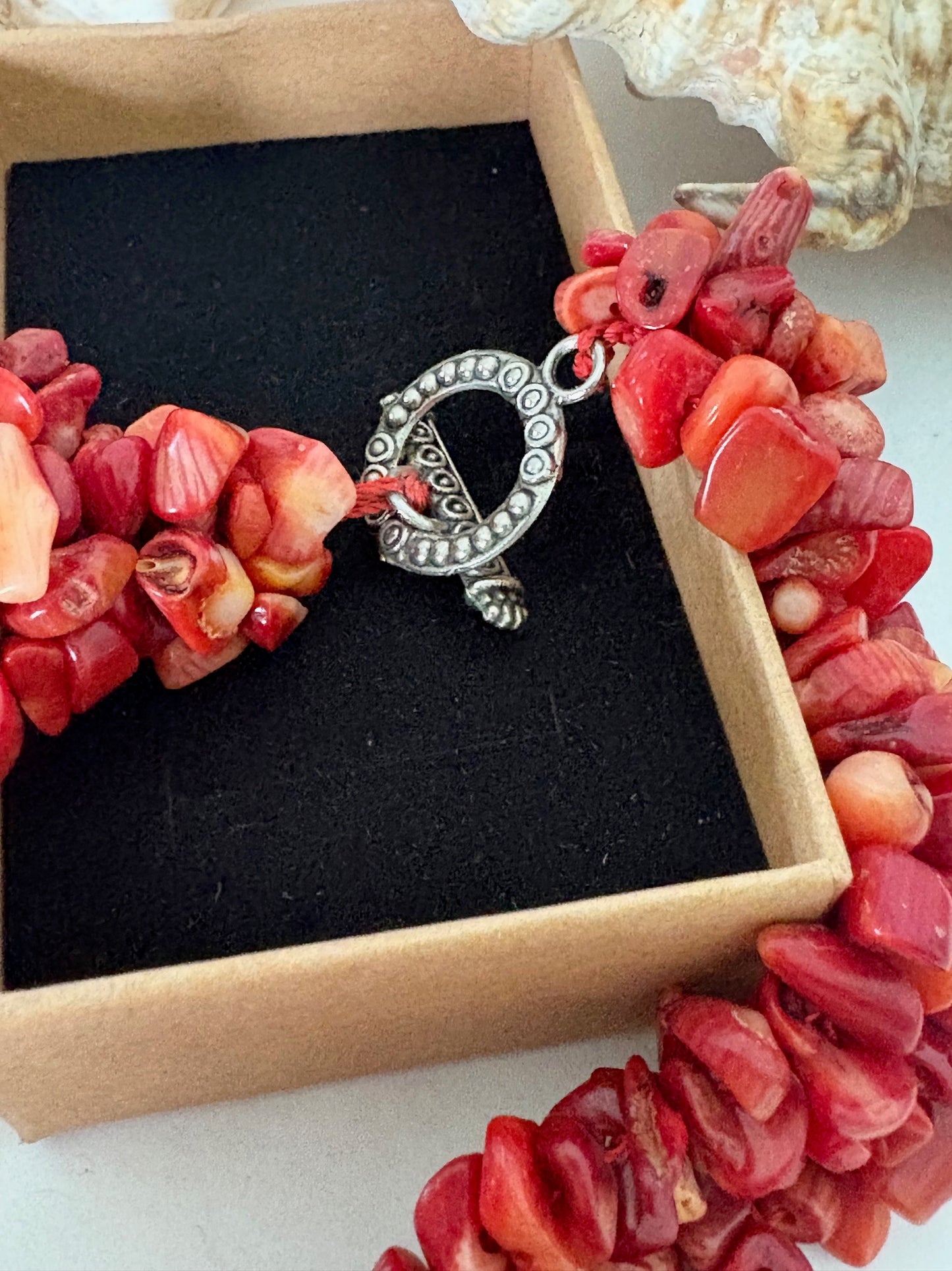 Vintage rote Korallenkette mit dekorativem Verschluss – klassisch & ausdrucksstark