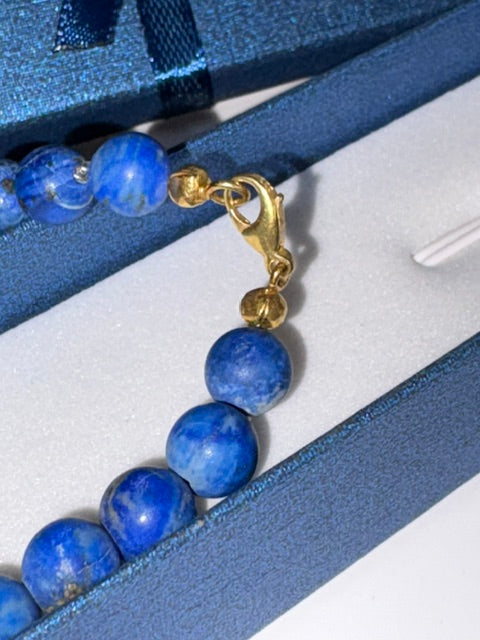 Vintage lapis lazuli necklace with 333 gold clasp in detailed close-up