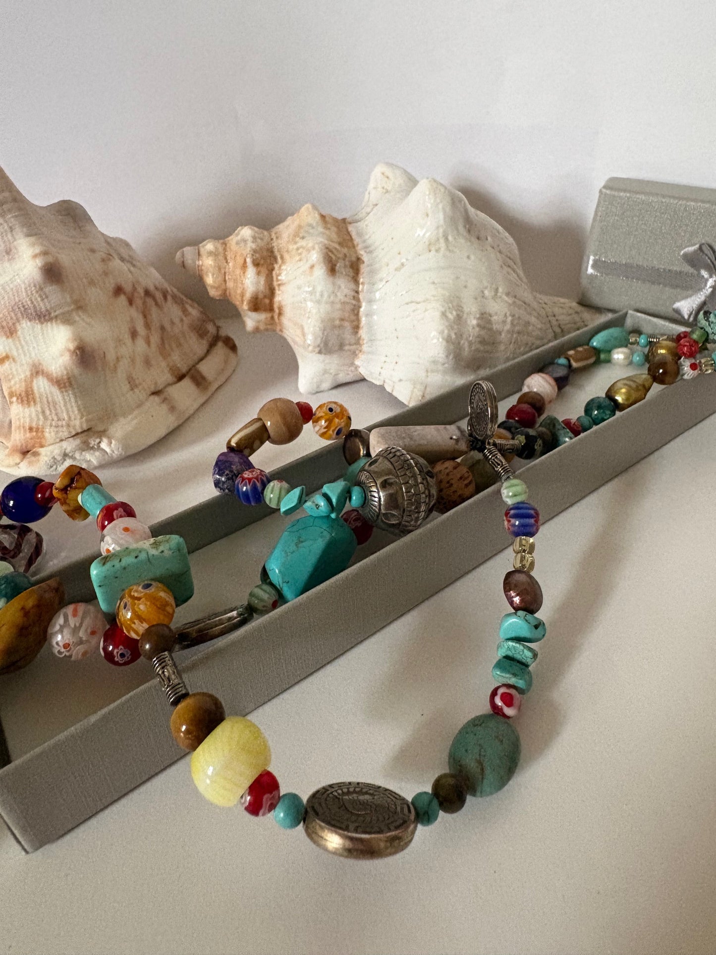 Vintage Schmuckset aus Kette & Armband – echte Steine, bunte Glasperlen & Metallanhänger, ca. 55 cm