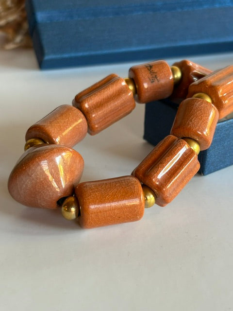 Glasierte Vintage-Keramikelemente mit Craquelé-Optik und goldfarbenen Zwischenperlen